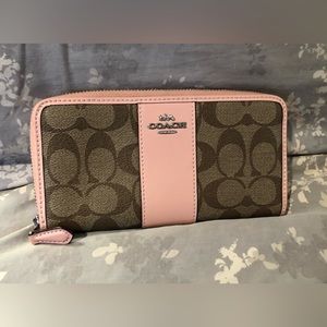 Coach wallet, EXCELLENT condition, used briefly, pet friendly, smoke free home.